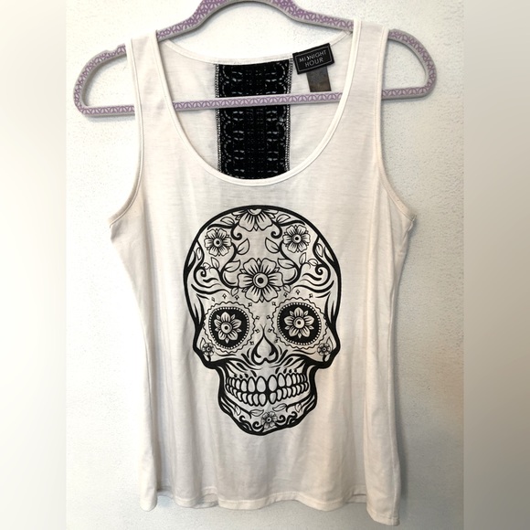 Tank top with a sparkly sugar skull. Size: S. Lovingly worn. - Picture 2 of 8